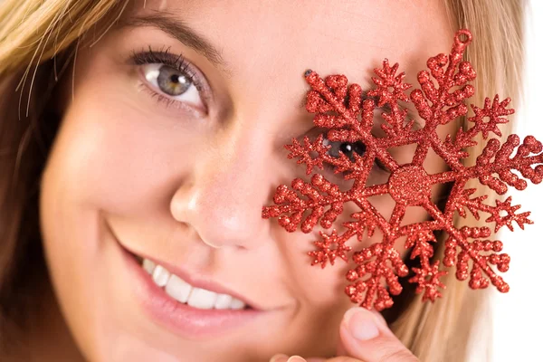 Loira festiva segurando um floco de neve — Fotografia de Stock