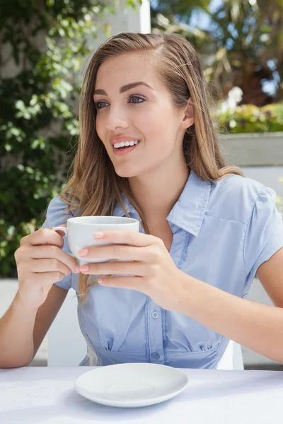 Belle femme prenant un café — Photo