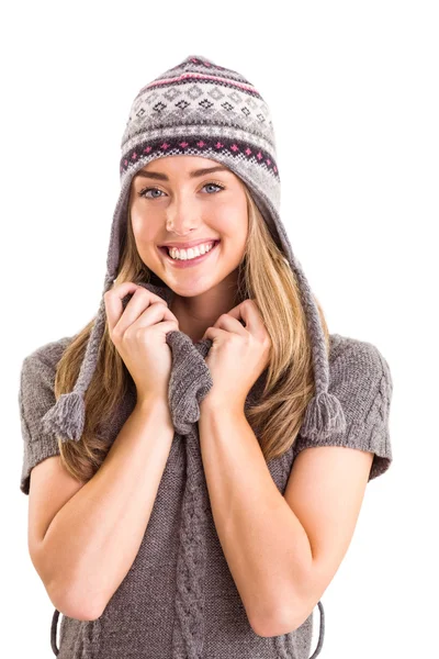 Szczęśliwy blondynka w zimowe ubrania pozowanie — Zdjęcie stockowe