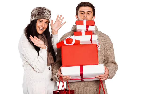 Junges Paar mit vielen Weihnachtsgeschenken — Stockfoto
