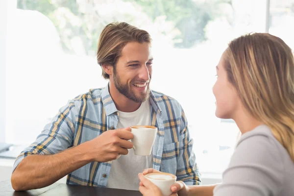 Pasangan bahagia menikmati kopi — Stok Foto