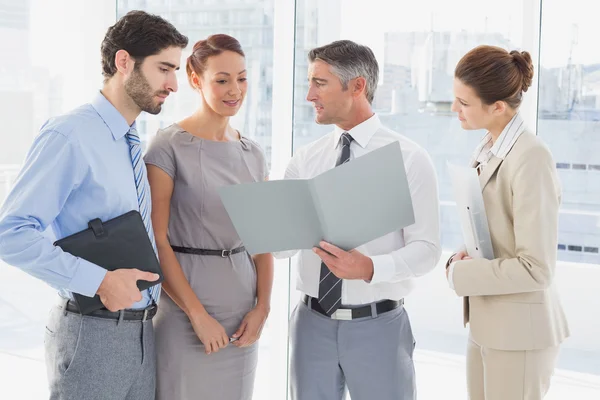 Mitarbeiter haben ein Geschäftstreffen — Stockfoto