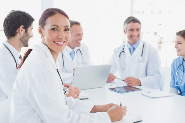 Médicos sorrindo e trabalhando juntos — Fotografia de Stock