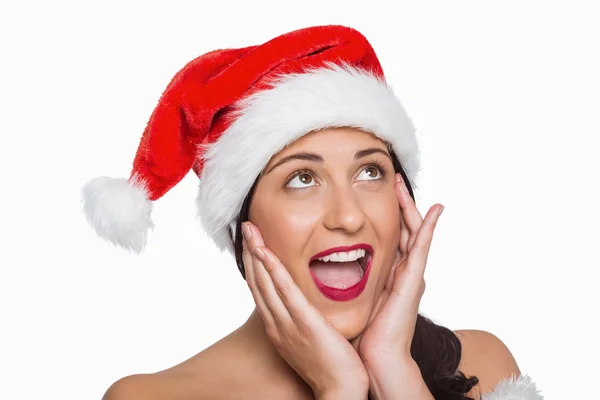Mulher surpresa usando chapéu de Papai Noel — Fotografia de Stock