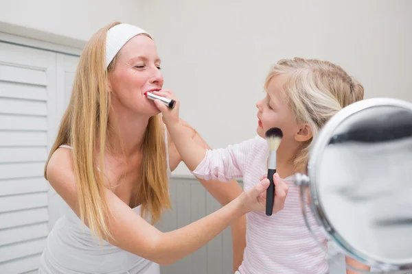 Madre e figlia che giocano con il trucco — Foto Stock