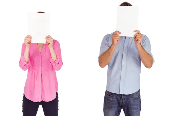 Menschen, die Laken über Gesichter halten — Stockfoto