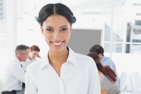 Femme d'affaires souriante et ses collègues — Photo