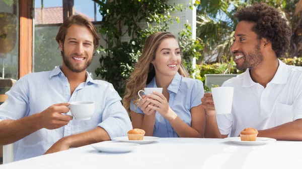Happy vrienden hebben koffie samen — Stockfoto