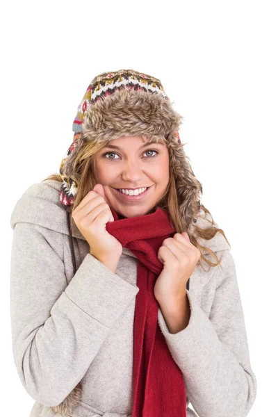 Glückliche Blondine in Winterkleidung — Stockfoto