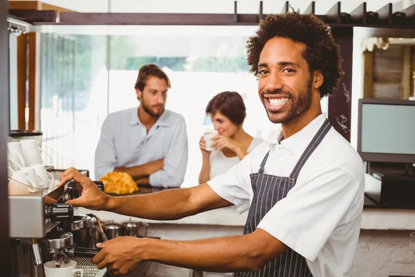 Schöner Barista, der eine Tasse Kaffee zubereitet — Stockfoto