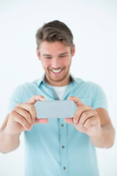 Homem a olhar para o telemóvel — Fotografia de Stock