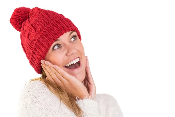 Glückliche Blondine in Winterkleidung posiert — Stockfoto