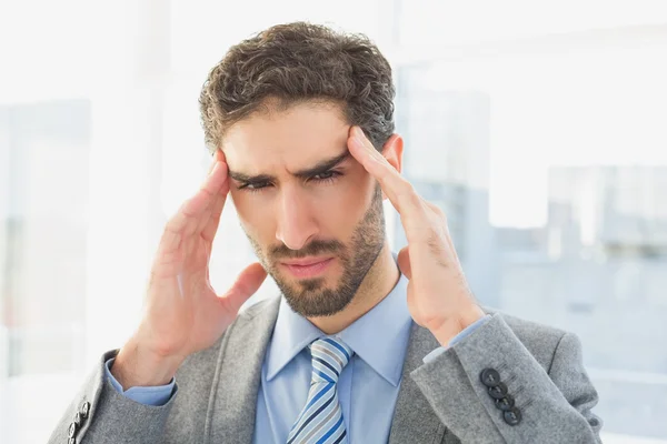 Geschäftsmann leidet unter Kopfschmerzen — Stockfoto