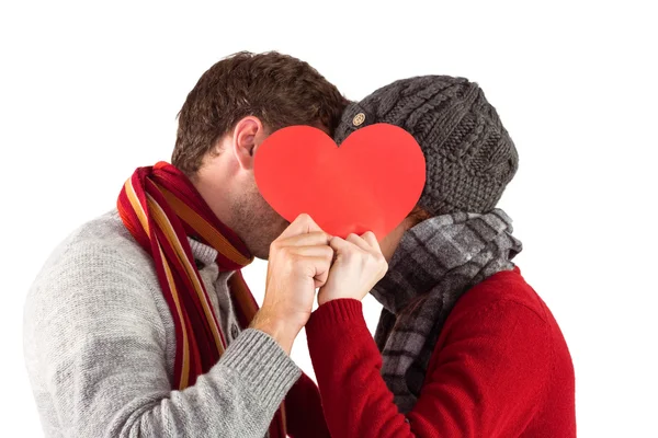 Casal segurando um coração vermelho — Fotografia de Stock