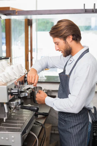 Schöner Barista, der eine Tasse Kaffee zubereitet — Stockfoto