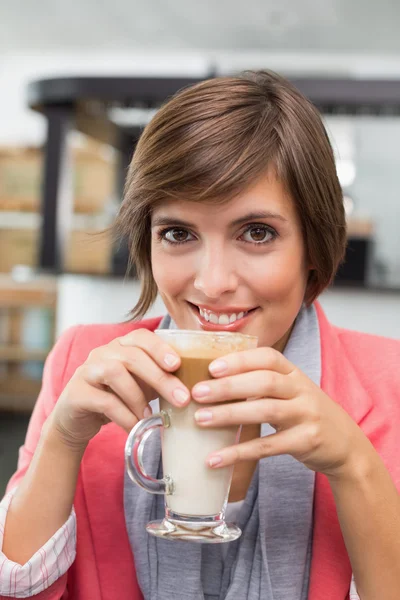 Söt brunett njuter hennes latte — Stockfoto