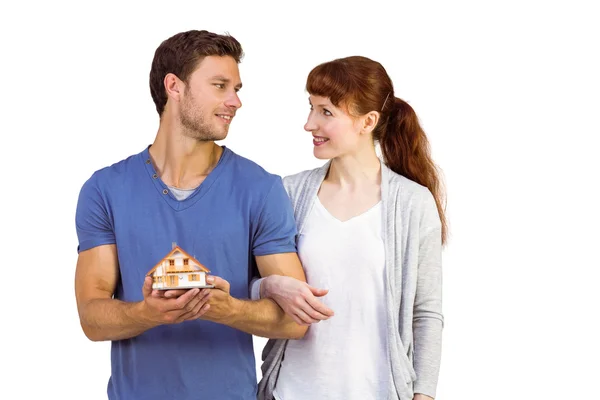 Paar houden een model huis — Stockfoto