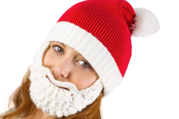 Söt rödhårig i santa hatt och skägg — Stockfoto