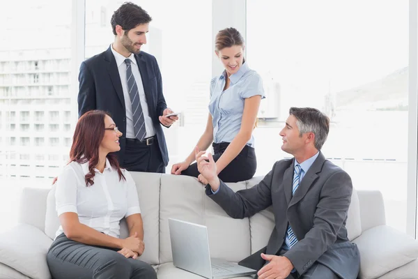 Wirtschaftsteam spricht über Arbeit — Stockfoto