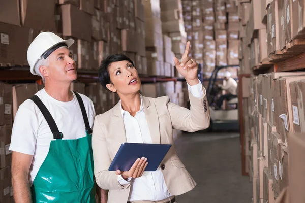 Warehouse worker and manager using tablet — Stock Photo, Image
