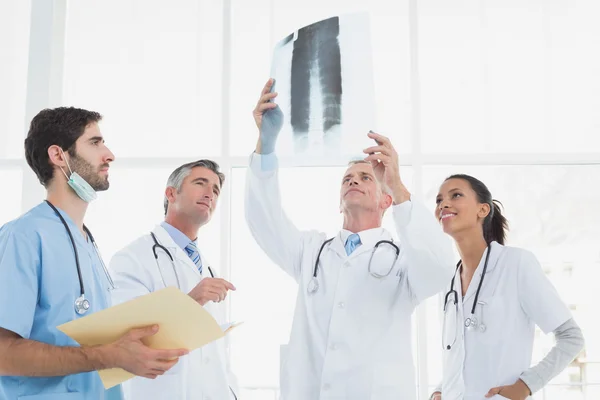 Doctor sosteniendo una radiografía —  Fotos de Stock