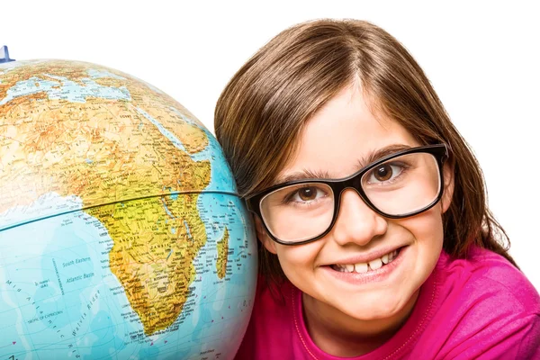 Mignon élève souriant à la caméra avec globe — Photo