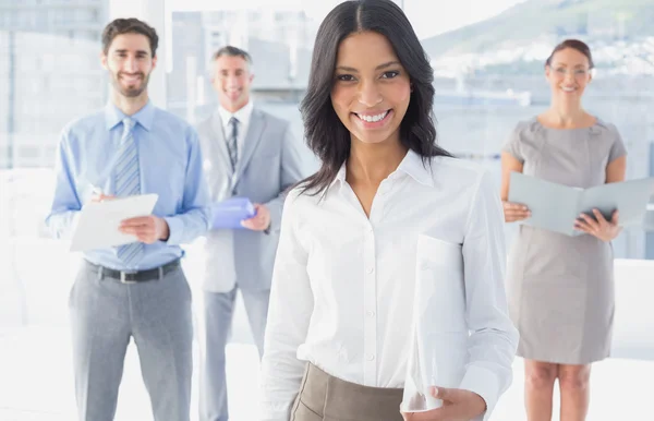 Mujer de negocios sosteniendo una carpeta — Foto de Stock