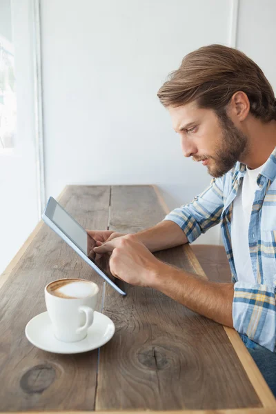 Casual man having a coffee using tablet — Stock Photo, Image