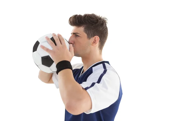 Футболист целует мяч — стоковое фото