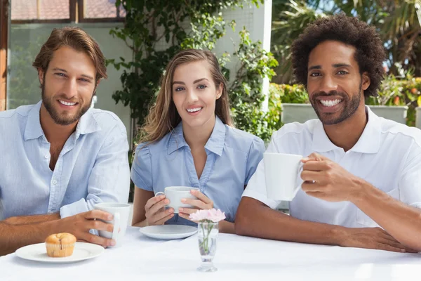 Happy vrienden genieten van koffie samen — Stockfoto