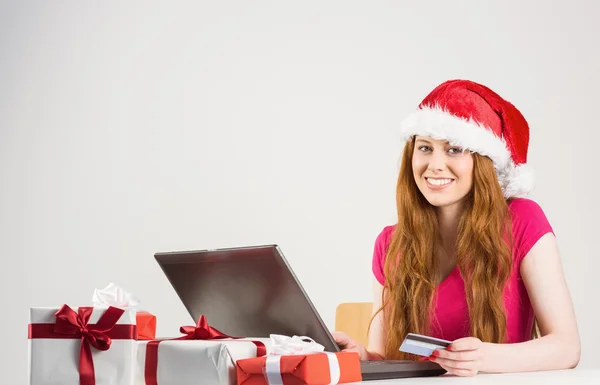 Feestelijke roodharige online winkelen met laptop — Stockfoto