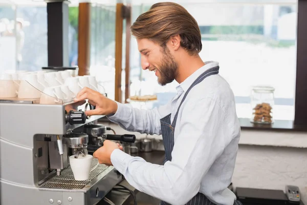 Barista guapo haciendo una taza de café —  Fotos de Stock