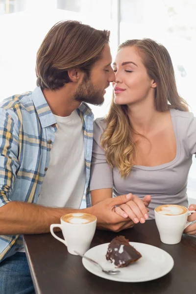 Pareja feliz disfrutando un café —  Fotos de Stock