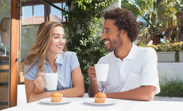 Glückliche Freunde beim gemeinsamen Kaffee — Stockfoto