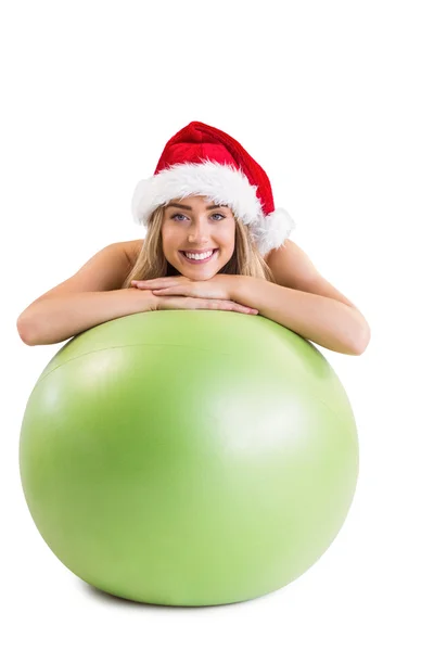 Festive fit bionda in posa con palla esercizio — Foto Stock