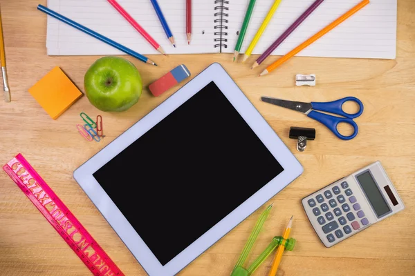 Mesa de estudiantes con útiles escolares —  Fotos de Stock