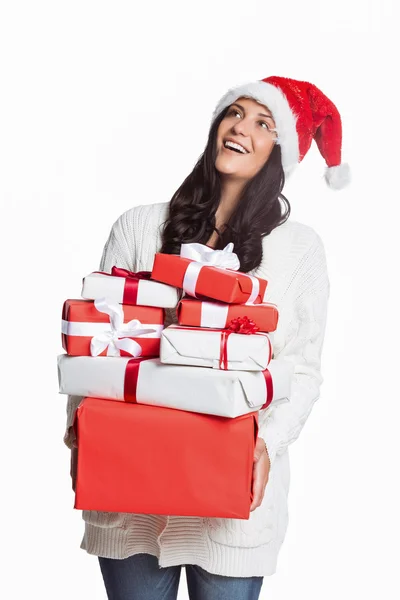 Femme souriante avec cadeaux de Noël — Photo