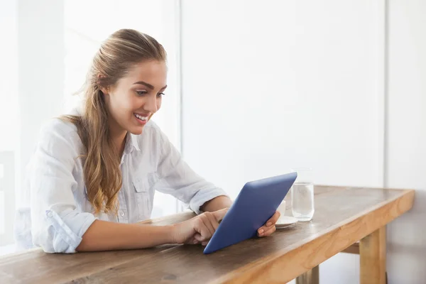 Vackra blonda kopp kaffe medan du använder Tablet PC — Stockfoto