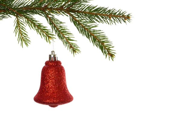 Röd Juldekoration hängande från gren — Stockfoto