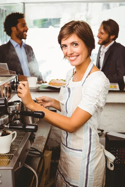 Bella barista fare una tazza di caffè — Stockfoto