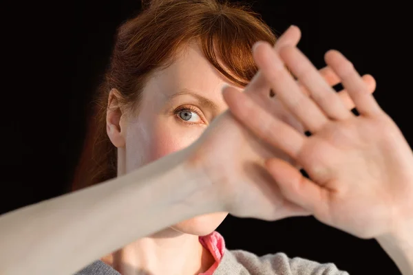 Rädd kvinna som täcker hennes ansikte — Stockfoto