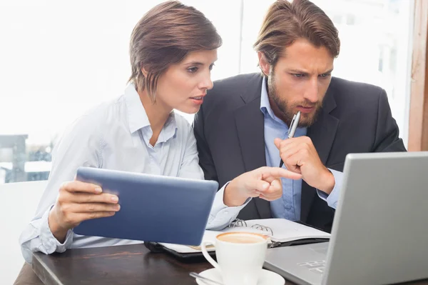 Compañeros de negocios teniendo una reunión — Foto de Stock