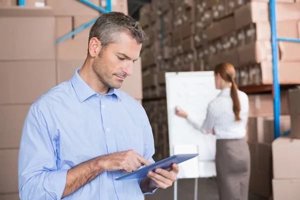 Warehouse manager working on tablet pc — Stock Photo, Image