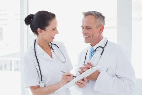 Medici che sorridono e lavorano insieme — Foto Stock