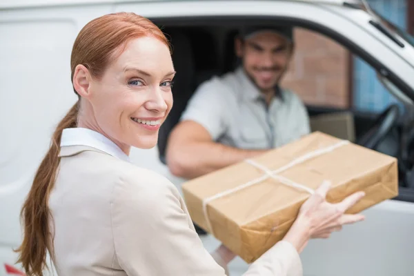 Delivery driver handing parcel to customer — Stock Photo, Image