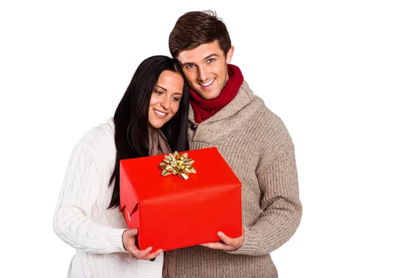 Jovem casal segurando um presente — Fotografia de Stock