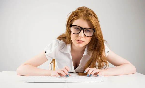 Bastante pelirroja escribiendo en el teclado — Foto de Stock