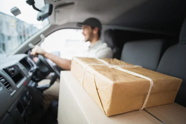 Lieferfahrer fährt Transporter — Stockfoto