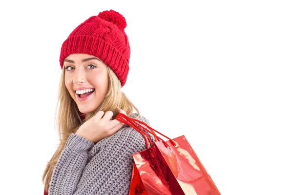 Loira festiva segurando sacos de compras — Fotografia de Stock