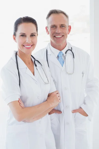 Médicos sorrindo e trabalhando juntos — Fotografia de Stock